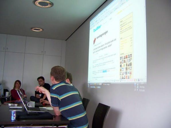 Beliebte Session bei BarCamps: Twitter für Einsteiger erklärt, hier von Sven Dietrich und Stefan Oßwald beim BarCamp Leipzig. Beliebte Session bei BarCamps: Twitter für Einsteiger erklärt, hier von Sven Dietrich und Stefan Oßwald beim BarCamp Leipzig.