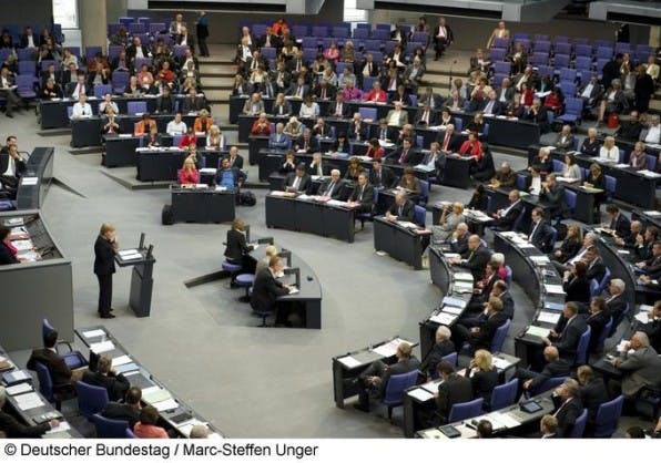 Immer weniger Menschen identifizieren sich mit einer einzelnen Partei. Gleichzeitig steigt das Interesse an Partizipationsmöglichkeiten. Liquid Democracy könnte dieses Interesse bedienen. Immer weniger Menschen identifizieren sich mit einer einzelnen Partei. Gleichzeitig steigt das Interesse an Partizipationsmöglichkeiten. Liquid Democracy könnte dieses Interesse bedienen.