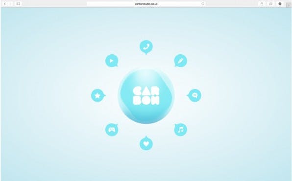 Carbon Studio hat für die Navigation einen Ansatz gefunden, der die auf Mobilgeräten verbreiteten Touch-Gesten verwendet. Das Navigieren funktioniert durch Ziehen der jeweiligen Kategorie auf den interaktiven Bereich im Zentrum der Seite. (Screenshot: carbonstudio.co.uk)