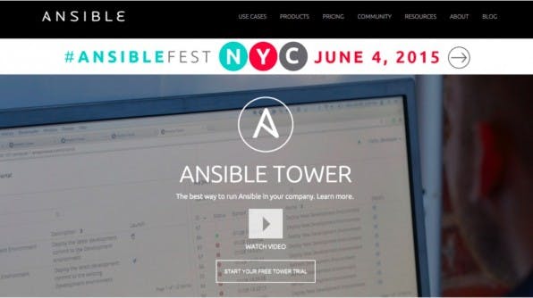 Tools wie Ansible vereinfachen das Server-Management, indem sie alltägliche Tasks automatisieren. Dazu zählen beispielsweise das Management von Server-Konfigurationen, Deployments, Versionskontrollen, Monitoring, Performance-Messungen oder Produkttests.