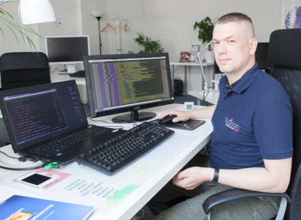 IT-Consultant Marko Riegel ist Autist. Im Januar 2011 bescheinigt ihn das Arbeitsamt für arbeitsunfähig – heute arbeitet er als IT-Consultant bei Auticon. (Foto: Björn Wiedenroth / auticon)