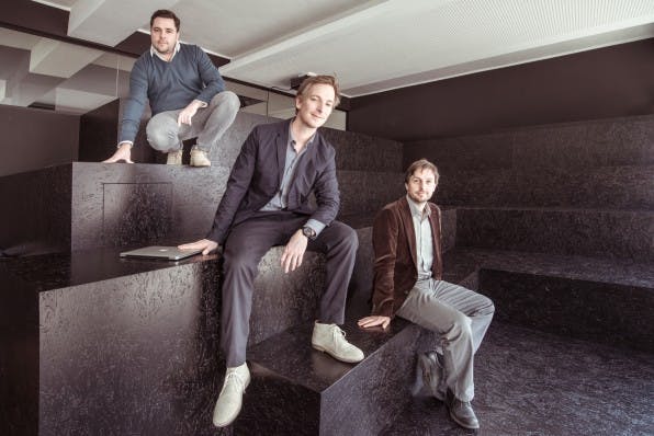 Roland Stern, Christian Schüller und Benno Weinzierl (v.l.n.r.): Ihre Agentur Faktor D besitzt nach der kompletten Umgestaltung einen eigenen Affenfelsen. Die Mitarbeiter profitieren von dem neuen Konzept – und honorieren, dass der Arbeitgeber in ihr Umfeld investiert. (Foto: Faktor D)