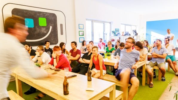 Bei kleineren Startups, wie etwa der Fonepit AG, ist das Retention-Management oft spontan und experimentell. Die Feel-Good-Managerin des Unternehmens organisiert, was den Mitarbeitern wichtig ist. (Foto: Fonepit AG)