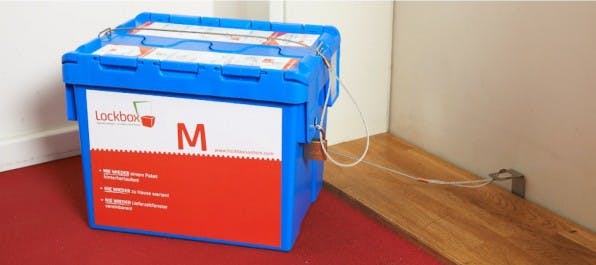 Verschiedene Startups bieten bereits unterschiedlichste Lösungen für Paketboxen. Die Lockbox etwa, bisher in Berlin und Hamburg verfügbar, lässt sich an der Haus- oder Wohnungstür anketten und verschließen. (Foto: Lockbox)