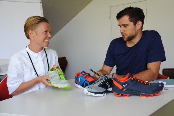 E-Commerce-Leiterin Majken Rönne und Mitarbeiter im E-Commerce-Team Frederik Borst tragen die On-Schuhe selbst. In Sachen Marketing setzen sie auf Storytelling und Content-Marketing. So finden sich in dem On-Blog viele verschiedene Formate: von Schuh-Selfies, Listicles bis hin zu Laufausrüstungen bekannter Athleten.