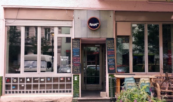 Die Berliner Bar „Room 77“ ist eine der Bitcoin-Zentralen. Hier kann man nicht nur mit Bitcoin zahlen, hier treffen sich auch Anhänger der virtuellen Währung.