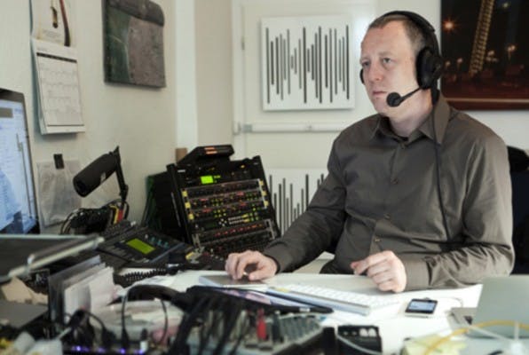 Tim Pritlove in seinem Berliner Studio, die „Metaebene“. Wenn er gerade nicht Podcasts aufnimmt, treibt er das mittlerweile von sehr vielen Podcastern eingesetzte Podlove voran. (Foto: Dimitri Hempel)