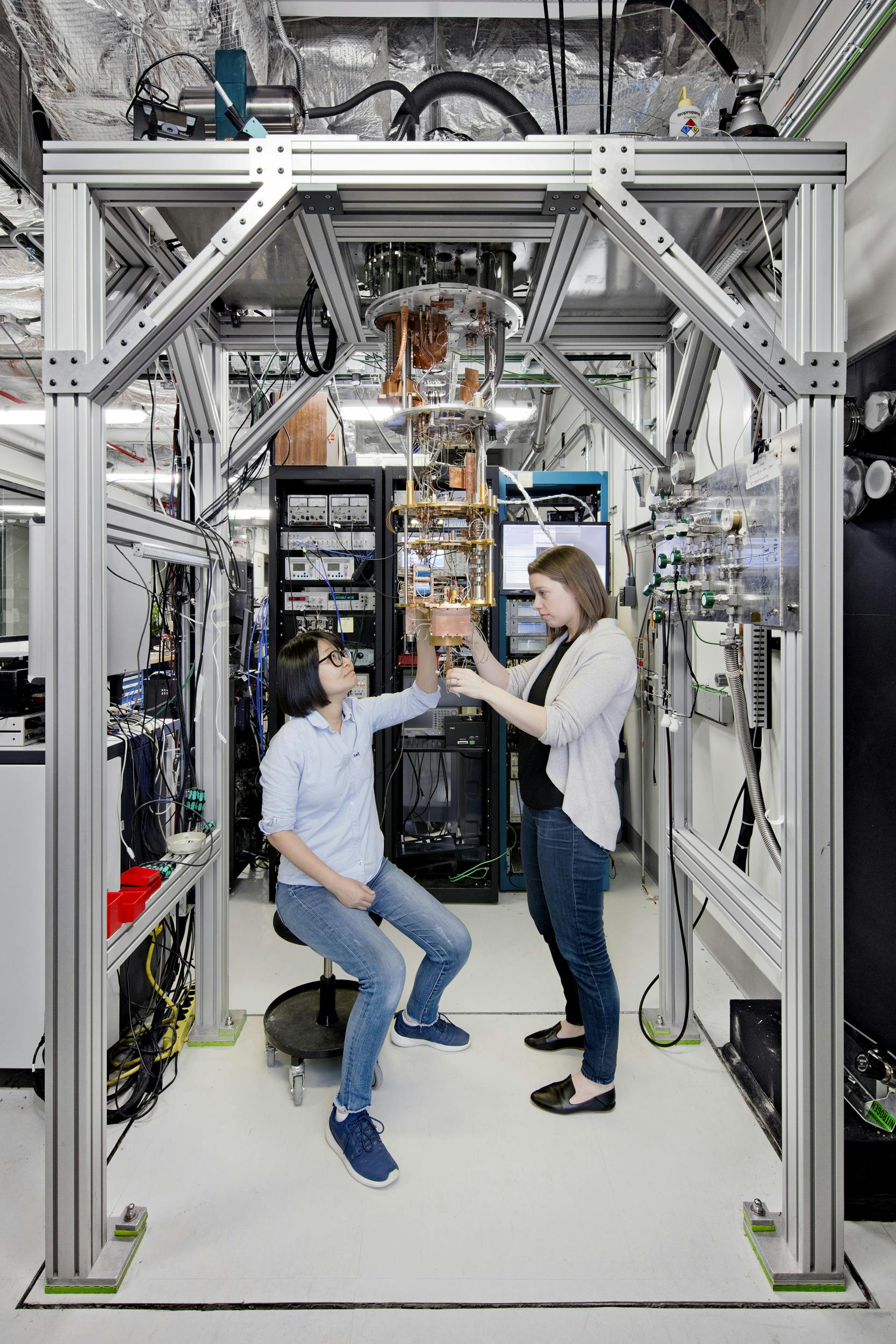 Im IBM Q-Lab in New York arbeiten Ingenieure und Wissenschaftler am universellen Quantencomputer, der eines Tages auch kommerziell vertrieben werden soll. (Foto: Connie Zhou für IBM)