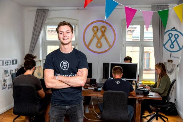 Mapify-Gründer Patrick Häde: Der 24-Jährige hat eine App entwickelt, die Individualreisen anhand von Urlaubsfotos planbar macht. Der Reisekonzern Tui lud ihn kürzlich in die Zentrale nach Hannover ein. (Foto: © Michael Hübner)