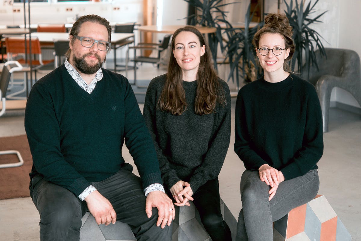 Talent kennt kein Alter, sind die Jobvermittler von Wisr überzeugt. Das Team um Martin Melcher, Carina Roth und Klaudia Bachinger (von links nach rechts) sieht insbesondere die soziale Kompentez von Senioren als Stärke. (Foto: Wisr / Timar Batis)