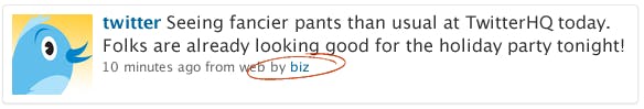 tweet Das Feature Contributors fügt den Autorennamen in die Byline unter dem Tweet ein.