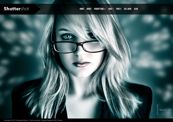 11-wordpress-themes-shuttershot Wordpress Theme shuttershot in der headnavi des Screenshots; blonde Frau mit Brille, schwarzer Blazer vor wolkenartigem türkis, schwarz, weißem Hintergrund