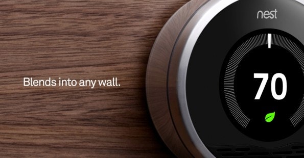 Mit diversen Sensoren beobachtet der „Nest“ Thermostat die Umgebung und verbindet sich per WLAN auch mit dem Internet, um von dort die aktuelle Wetterlage abzurufen.