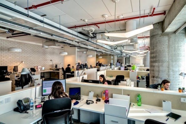 Google-Büro in Tel Aviv. Gute Teamarbeit ist essentiell für Innovationsfähigkeit. (Bild: Camenzind via Office Snapshots)