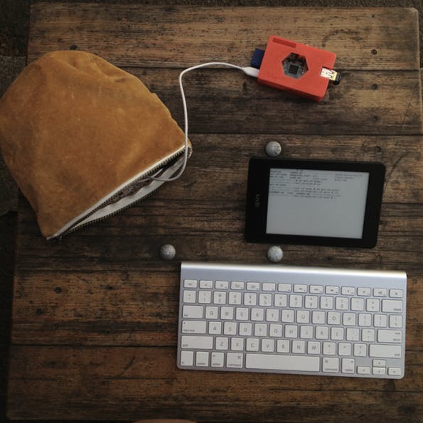 Der Kindleberry Wireless im Einsatz: Akkupack und WLAN-Router finden ihren Platz in einer kleinen Tasche.