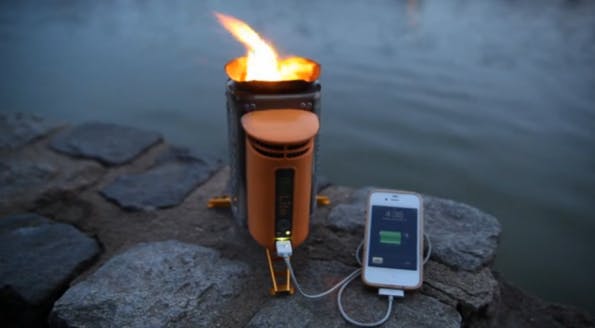 Das iPhone-Ladegerät BioLite CampStove wandelt thermische Energie in elektrische Energie um. Perfekt zum Campen. (Bild: biolitestove.com/)