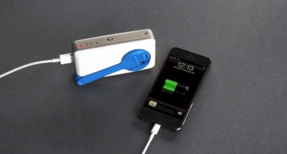 Das iPhone-Ladegerät SOSCharger wird per Kurbel bedient. (Bild: soscharger.com)
