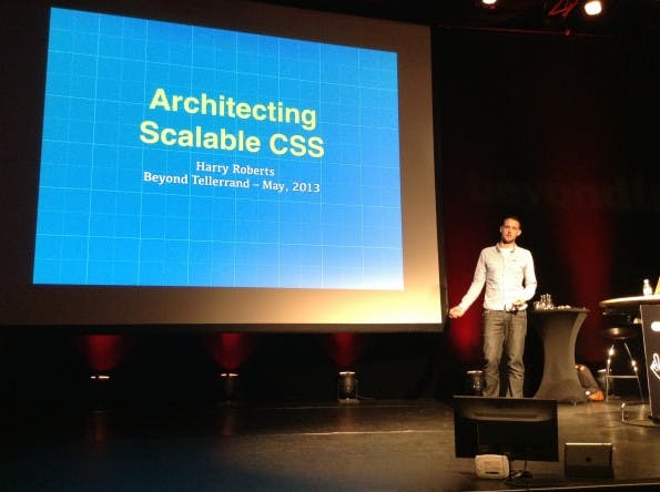 Harry Roberts von Sky zeigte, wie sich CSS so umsetzen lässt, dass es auch für Großprojekte flexibel und performant bleibt