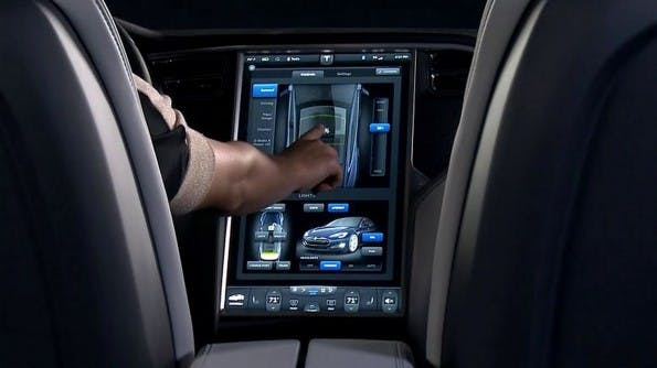 Im Tesla S steuert man alle Funktionen über einen Touchscreen, der die Mittelkonsole praktisch vollständig ausfüllt. (Quelle: Tesla Motors)