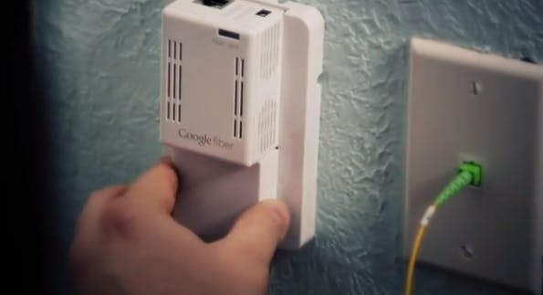 Mit der "Google Fiber Jack"-Box bekommt man einen Zugang zur Hochgeschwindigkeits-Glasfaser-Leitung. (Screenshot : Google Fiber Video)