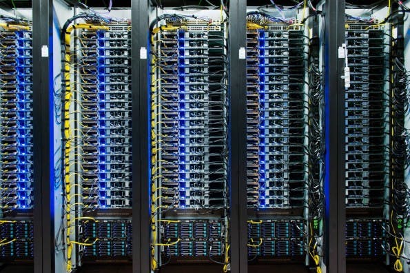 Eines von Dutzenden Server-Racks im neuen Facebook-Rechenzentrum in Luleå, Schweden.