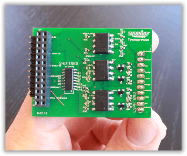 Die eine Seite des Textspresso-Boards wird in die Hauptplatine der Kaffeemaschine gesteckt, auf der anderen Seite wird der Raspberry Pi angedockt.