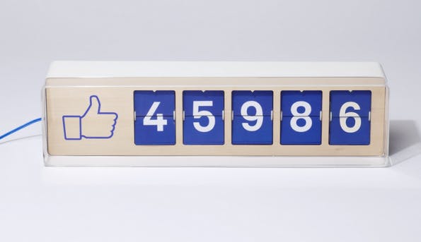 Der Facebook-Fan-Counter Fliike wird mit Strom und einem Wlan-Anschluss betrieben und aktualisiert ständig die „Gefällt mir“-Angaben auf Facebook. (Screenshot: Facebook-Fan-Counter Fliike)