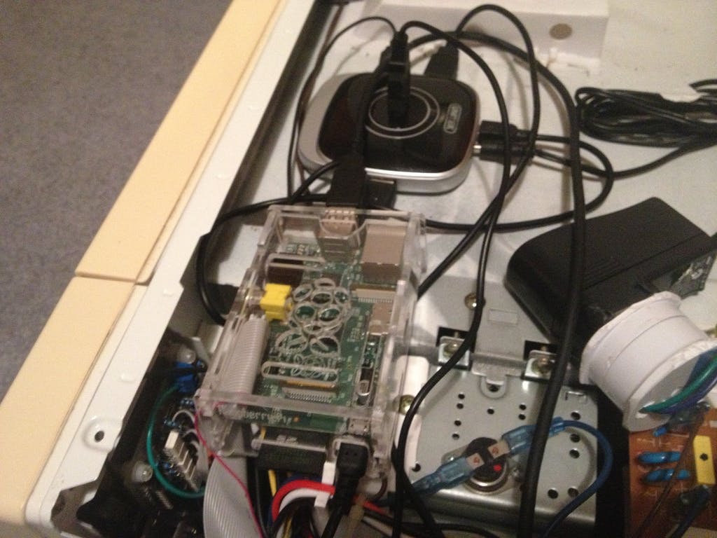 Im Inneren des Gehäuses sitzt der Raspberry Pi samt USB-Hub und restlichen USB-Komponenten wie WLAN-Adapter, Mikrofon und Lautsprecher.