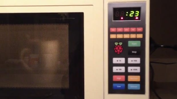 Mikrowelle mit Raspberry Pi gepimpt: Sprachsteuerung, Web-Interface und Barcode-Scanner