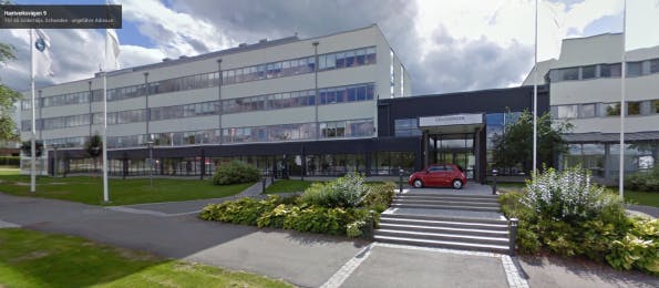 Google Street View Photobombs lassen sich vorzüglich für das eigene Marketing nutzen. Das zumindest dachte sich ein Fiat-Mitarbeiter, der sein Fahrzeug einfach vor der Firmenzentrale des Konkurrenten Volkswagen parkte.