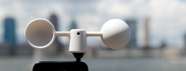 Mit dem Vaavud Wind Meter kann euer Smartphone die Windgeschwindigkeit messen. (Bild: Grand St.)