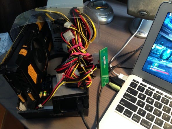 Abenteuerliches Wirrwarr: Die GeForce GTX 570 als eGPU an einem MacBook Air.