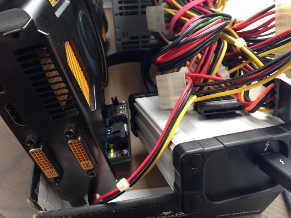 Die Grafikkarte wird mithilfe zweier Adapter von PCI-Express zu ExpressCard zu Thunderbolt „umgepolt“.