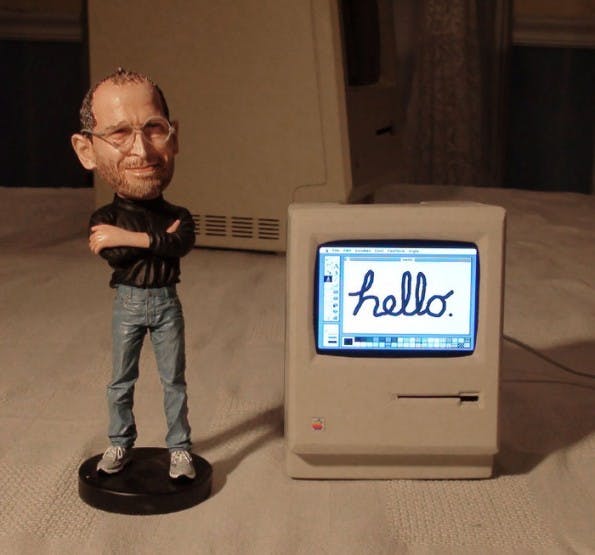 Mini Mac: Im Hintergrund sieht man den klassischen Macintosh. (Bild: John Leake)