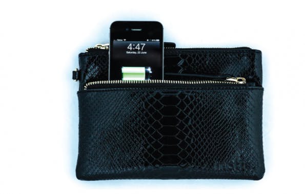 Hustle lädt das jeweilige Gadget über ein Ladepad.