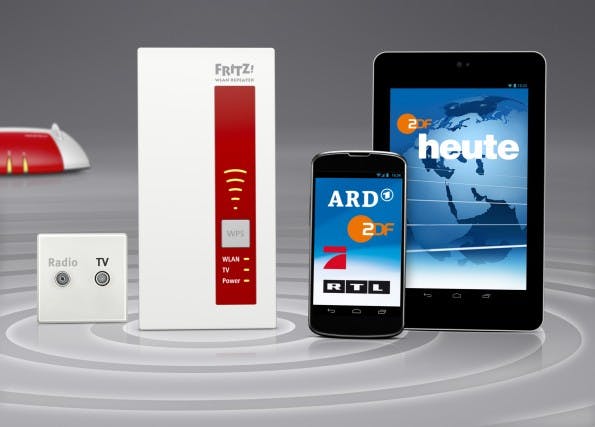 Mit dem FRITZ!WLAN-Repeater DVB-C lässt sich das Kabelfernsehen durch das gesamte Heimnetz verteilen. Der MPEG-Stream l des Gerätes lässt sich somit auch mit mobilen Geräten ansehen. (Bild: AVM)
