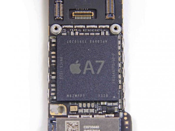iPhone 5s im Teardown: So sieht der neue A7-Prozessor aus. Gefertigt wird er weiterhin von Samsung. (Quelle: iFixit.com)