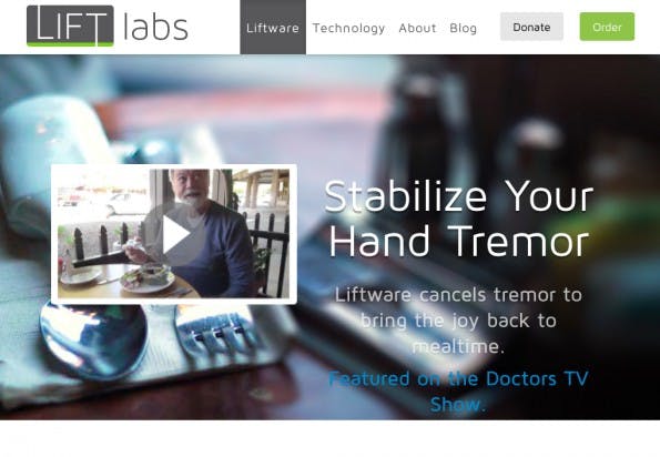 Mit Lift Labs wird Parkinson-Patieten das Essen erheblich erleichtert. Dafür entwickelt das Health-Startup einen stabilen Besteckaufsatz. (Screenshot: Lift Labs)
