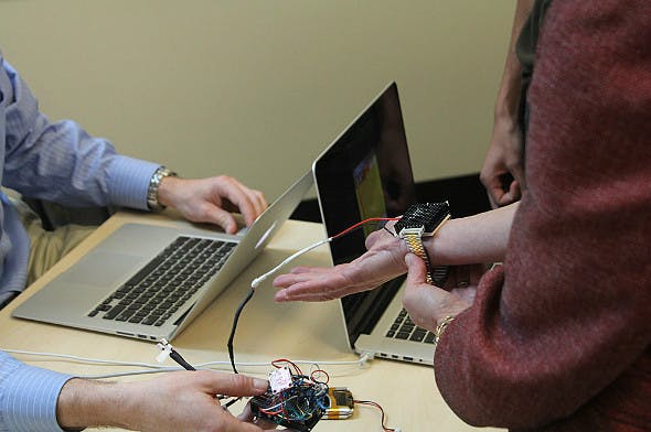 Das thermoelektrische Armband Wristify überlistet das körpereigene Temperaturempfinden und soll so Energiekosten senken. (Bild: MIT)