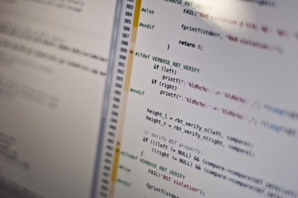 Man muss nicht gleich Entwickler werden – Grundkenntnisse in der Programmierung sind auch so sinnvoll. #FLICKR#