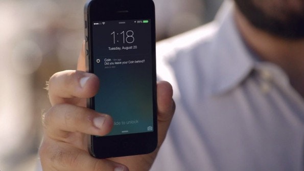 Coin ist via Bluetooth-LE mit dem Smartphone verbunden und sendet eine Notification, wenn die Karte sich zu weit vom Smartphone entfernt. (Screenshot: onlycoin.com)