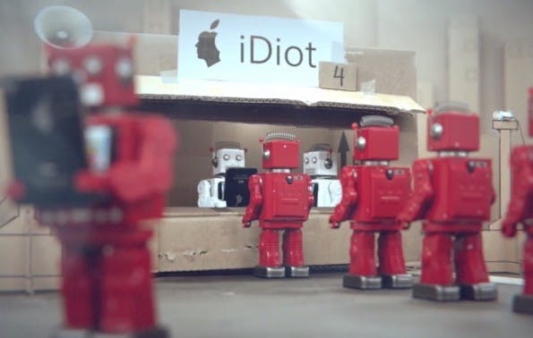 iDiots-Video: Hörige Konsumenten, fremdgesteuert wie Roboter. (Screenshot: „iDiots“-Video)