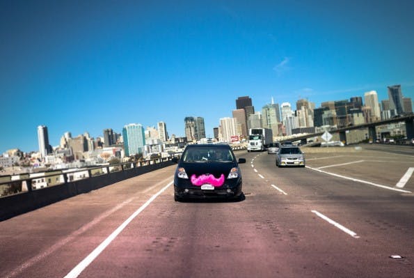 Lyft-Fahrzeuge „im Dienst“ sind am rosa Schnurrbart immer von weitem zu identifizieren. (Quelle: lyft.com)