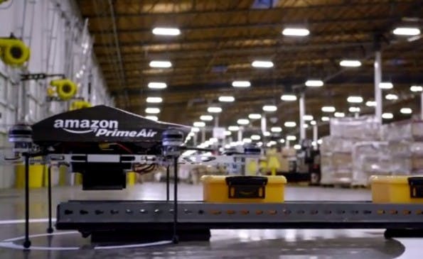 Amazon Prime Air: Eine Drohne bringt Pakete bis vor die Haustür. (Screenshot: Amazon-Prime-Air - YouTube)
