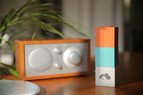 Das Herzstück von „Homee“ ist der „Brain Cube“. Er verbindet sich mit App und Hardware und kann durch kleine Zusatzmodule in Würfelform erweitert werden. (Foto: Codeatelier)
