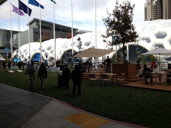 Dreamforce-Plaza, das mit einem futuristischen Kuppelgebilde überzogene Freigelände der Messe (Bild: J.G.Weber)