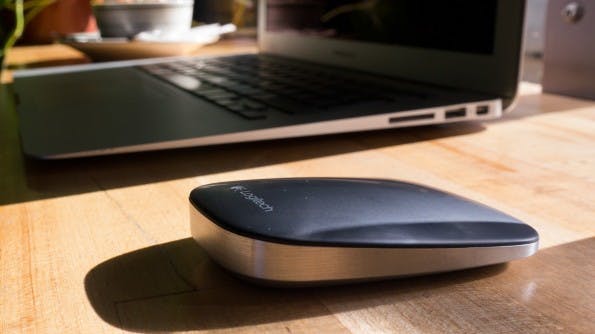 Flacher geht nicht: Die Logitech T630 ähnelt in ihrer Form dem dünnen Profil eines Ultrabooks. (Foto: Moritz Stückler)