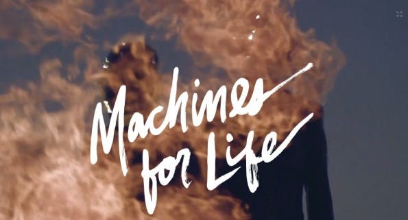„Machines for Life“ ist ein vergleichsweise kurzes Stück im Bereich des Scrollytelling. (Screenshot: pitchfork.com)