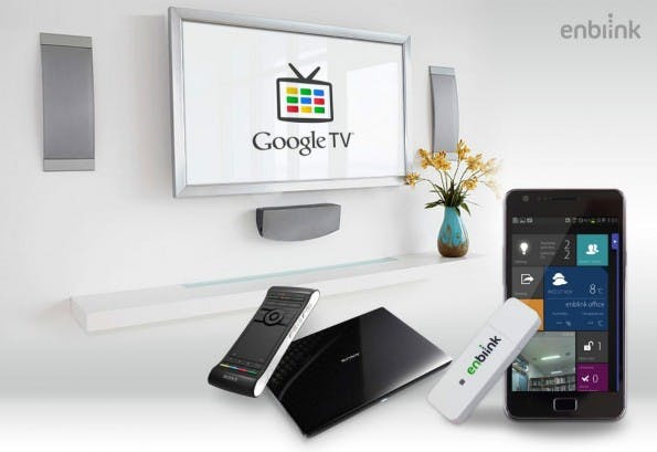 Der kleine USB-Dongle von Enblink automatisiert das eigene Zuhause über Google TV – und lässt Lampen wie Türen per Sprachbefehl steuern. (Foto: Enblink)