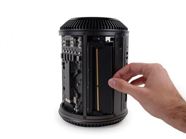 Mac Pro: Das Gehäuse lässt sich einfach entfernen. (Foto: iFixit)